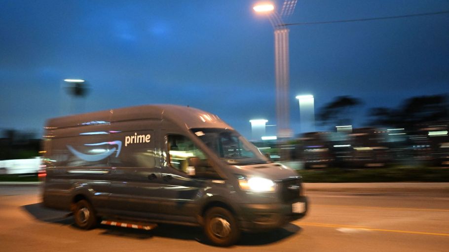 beplay官网娱乐2022年7月12日，在加州卡尔弗城的亚马逊Prime日深夜，一辆亚马逊Prime配送车驶向亚马逊公司的配送中心。