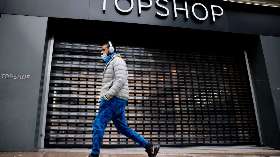 beplay官网娱乐行人走过的关闭入口关闭Topshop时尚商店见槽窗口在伦敦2月1日,2021年。beplay官网娱乐——在线服装零售商ASOS周一买的品牌包括从倒塌的世外桃源,但Topshop冷落,导致约2500人失业。