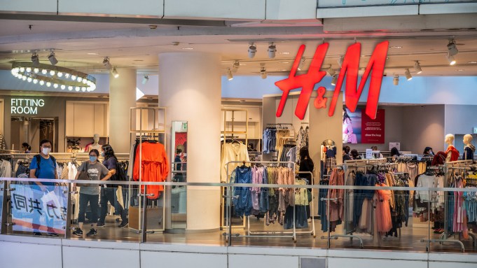 beplay官网娱乐购物者在瑞典跨国服装设计零售公司Hennes & Mauritz, H&M香港店。