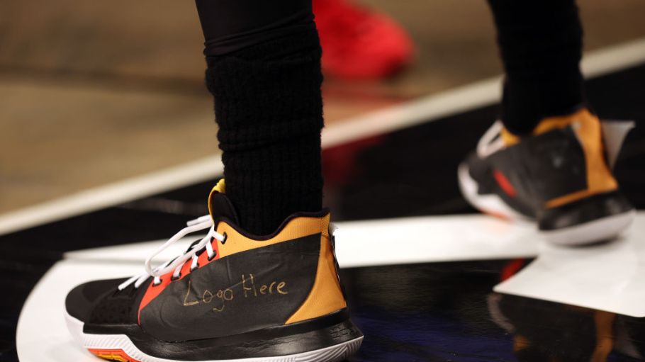 beplay官网娱乐耐克前发言人凯里·欧文在12月5日与耐克公司解除代言合同后，涂掉了他鞋子上的耐克标志。