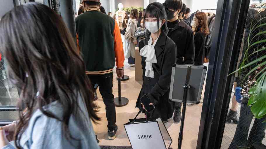 beplay官网娱乐2022年11月13日，中国在线快时尚巨头Shein在东京的第一个永久展厅开业，一名女子手持Shein购物袋离开。