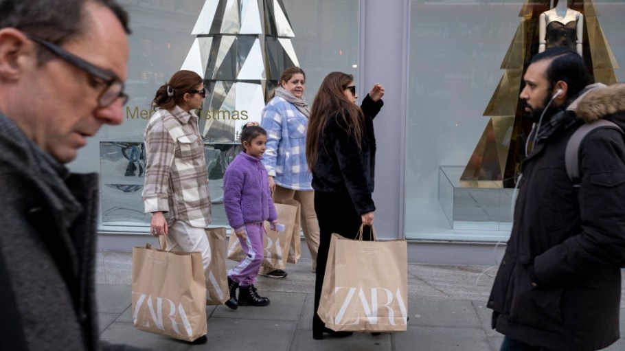 beplay官网娱乐Zara的母公司Inditex在9个月的报告中没有看到价格上涨的任何影响，但H&M的第四季度报告显示，以当地货币计算，销售额持平。