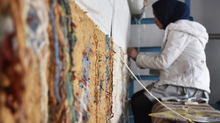 beplay官网娱乐Citizenry与阿富汗妇女合作开发新的地毯系列