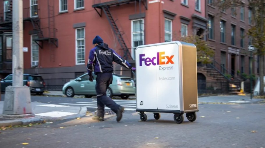 beplay官网娱乐这个假期,将看到更多的纽约联邦快递快递推着光滑的四轮电动小车在城市人行道。