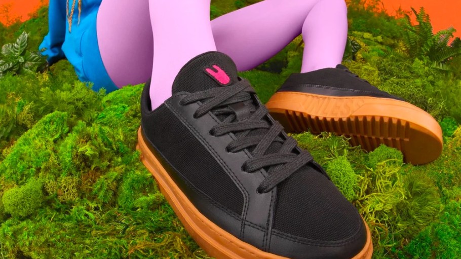 beplay官网娱乐退化可生物降解运动鞋除非集体和天然纤维焊接。