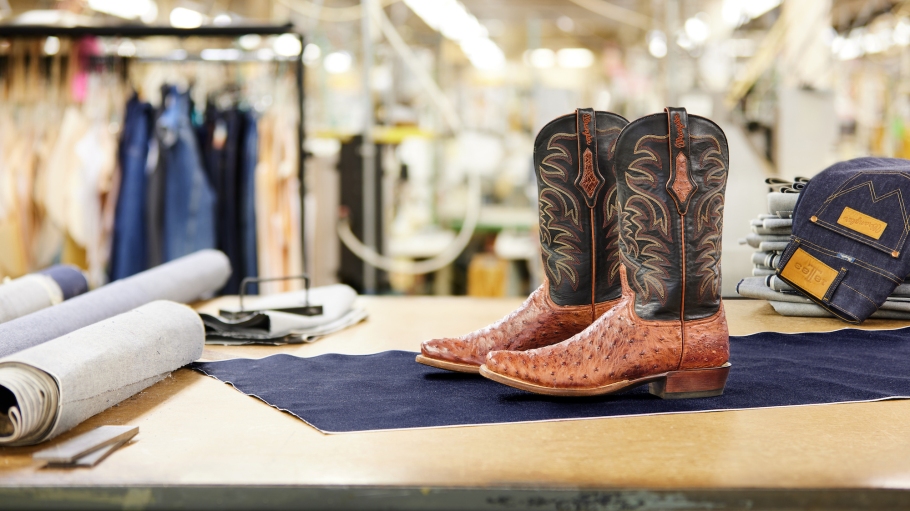 beplay官网娱乐牧马人公司用纪念牛仔靴向其西部根源致敬。