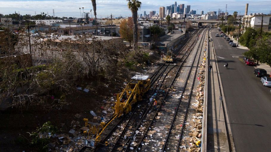 beplay官网娱乐从2022年1月16日,航拍图像显示了洛杉矶的轮廓作为部分联合太平洋铁路工人修理铁轨从轨道火车出轨后,到处都是成千上万的打开盒子,包偷来的货物集装箱小偷的目标作为列车停止在洛杉矶市中心,加利福尼亚。
