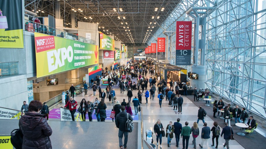 beplay官网娱乐NRF大贸易展展示地板1月15日,2023年在纽约市。