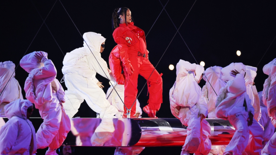 beplay官网娱乐蕾哈娜(Rihanna)在超级碗(Super Bowl)大红大紫后，被潮流追逐者看红了