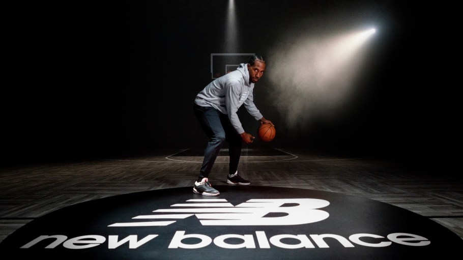 beplay官网娱乐第三他伦纳德在他的新他篮球运动鞋的新平衡。