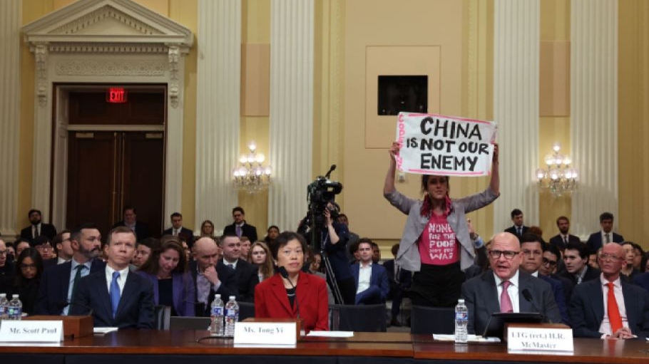 beplay官网娱乐2023年2月28日，美国华盛顿，一名抗议者扰乱了美国众议院特别委员会关于美国和中国共产党战略竞争的首次听证会。