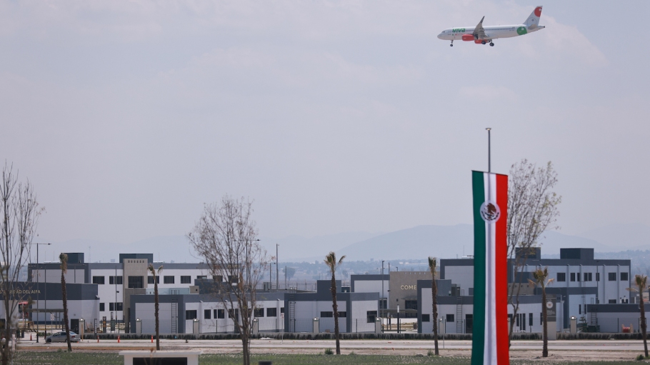 beplay官网娱乐通用视图的客机降落在菲利普洛杉矶国际机场在其就职于3月21日,2022年在墨西哥城,墨西哥。