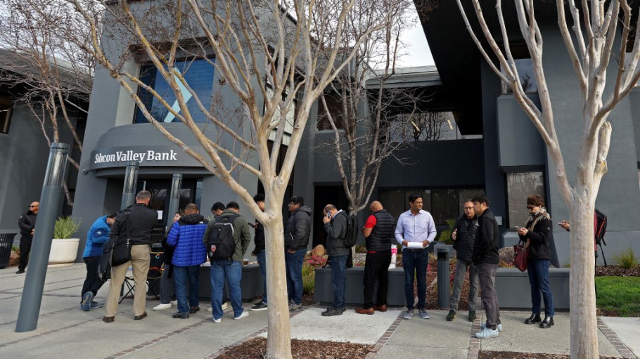 beplay官网娱乐硅谷银行办公室外排队的人在周一来检索后存款挤兑银行。