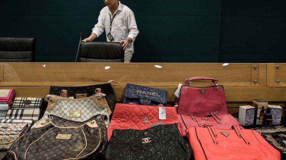 beplay官网娱乐假冒奢侈品显示在一个新闻发布会上记录后扣押在海关总部于2015年在香港。