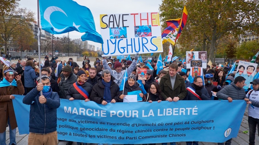 beplay官网娱乐维吾尔族在法国抗议