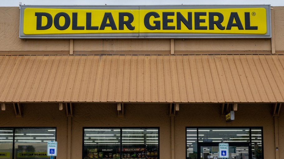 beplay官网娱乐Dollar General便利店的外观是3月16日,2023年在德州奥斯汀。