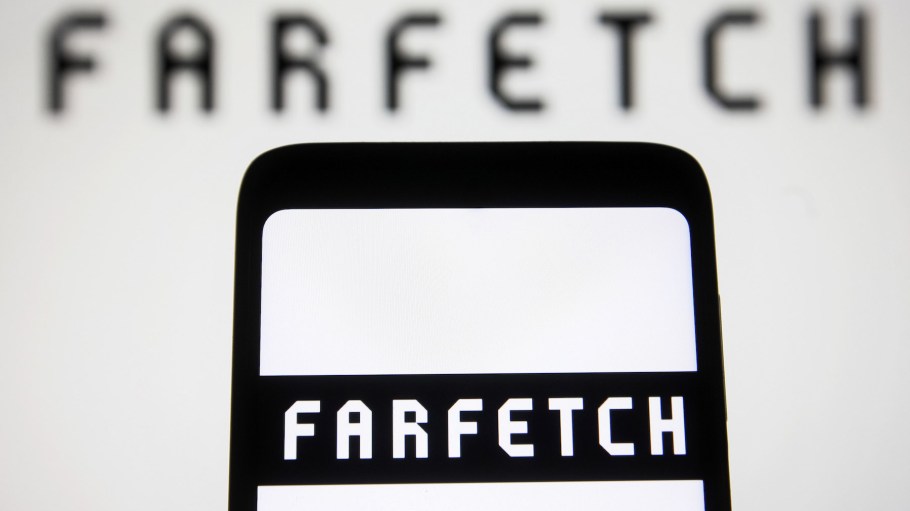 beplay官网娱乐在这张照片说明,Farfetch标志是智能手机屏幕上显示和背景。