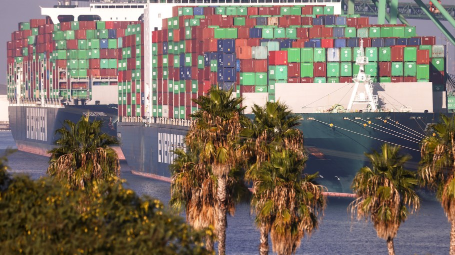 beplay官网娱乐一些海洋码头的港口洛杉矶长滩和奥克兰等有效地关闭在报道,码头工人没有来上班开始周四晚上到星期五早上。