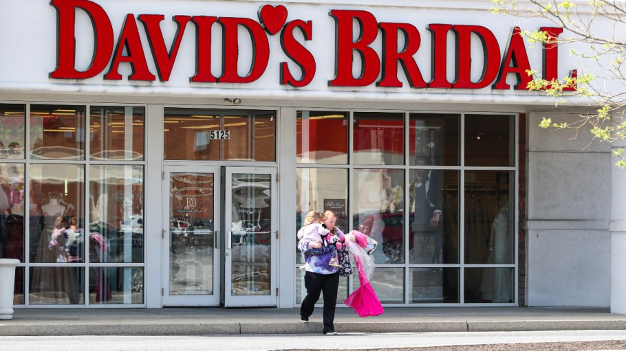 beplay官网娱乐客户退出大卫的新娘商店在哈里斯堡,宾夕法尼亚州。