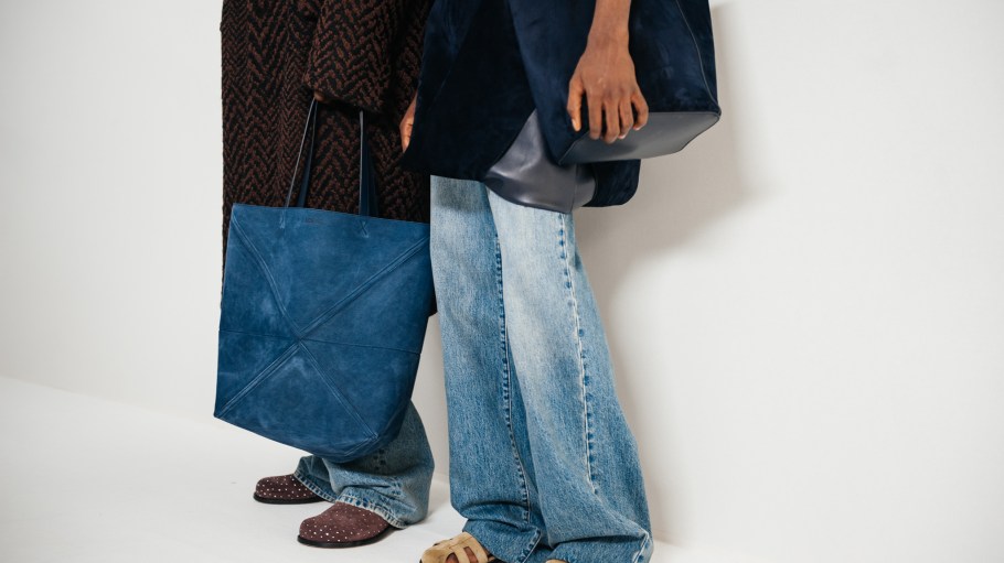 beplay官网娱乐清晰的涂料,宽松的适合和古怪的方法在男人的腰带,腰带牛仔生气2024春夏系列。