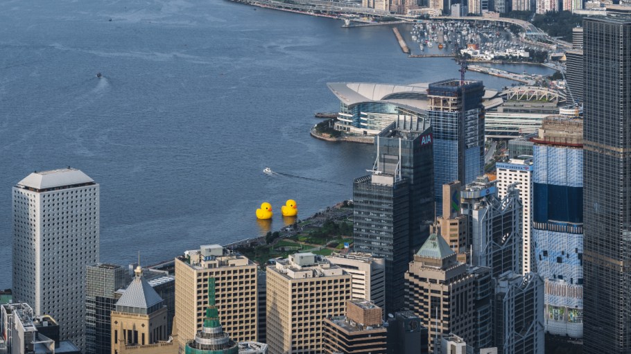 beplay官网娱乐巨大的橡皮鸭子在香港的水。