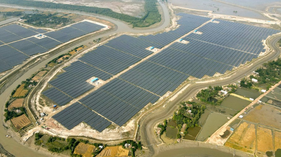 beplay官网娱乐孟加拉国之前最大的太阳能发电厂的鸟瞰图,勐拉太阳能公园,猎户座集团。