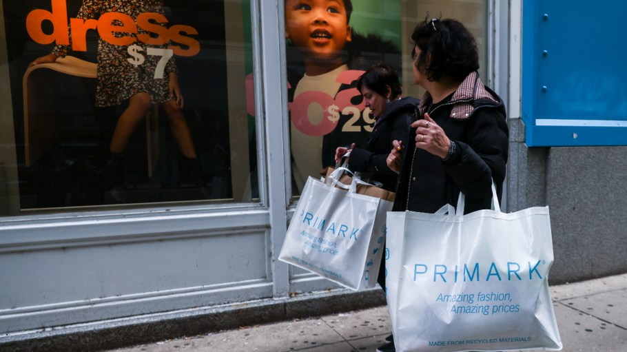 beplay官网娱乐顾客携带Primark袋10月14日在芝加哥2022年。