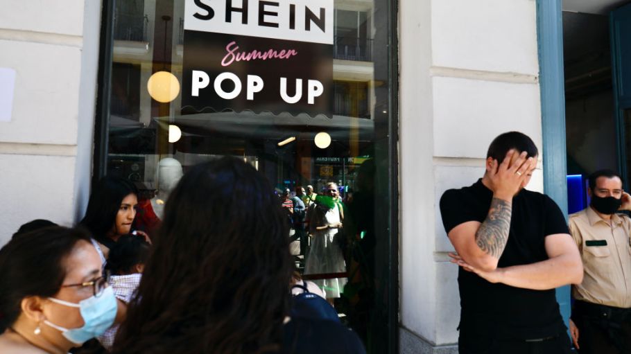 beplay官网娱乐2022年6月2日，西班牙马德里，Shein在马德里的第一家实体店的保安。beplay官网娱乐中国“在线”时尚品牌Shein在马德里开设了第一家“快闪店”，该品牌最近在法国、墨西哥和美国等国家开设了类似的门店，受到了良好的反响。