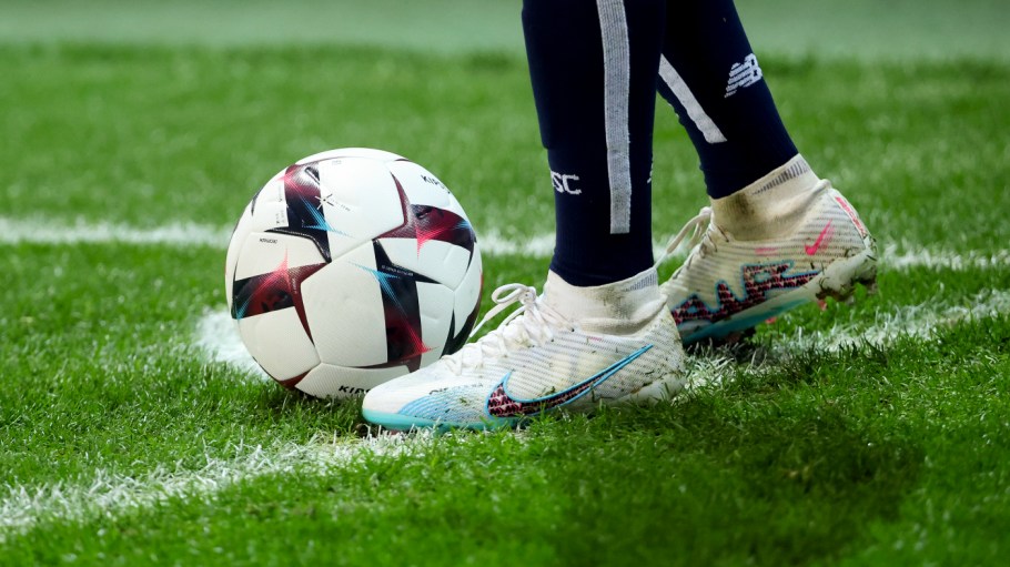 beplay官网娱乐耐克将取代袋鼠皮革它使用在一些足球防滑钉专用合成。