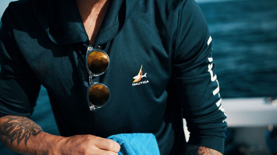 beplay官网娱乐迪伦·埃夫隆穿着诺蒂卡x鲨鱼周可持续制造套衫连帽衫。